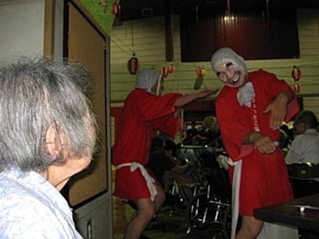 楽しげな食堂の様子 食堂 笑顔の方が軽快な衣装で、他の利用者様の前で楽しくダンスをされています。癒しのひとときが体験できる食堂です。