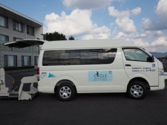 送迎車と施設外観  