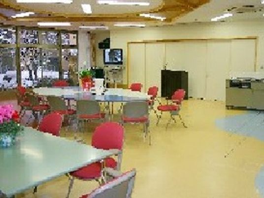 明るい食堂のテーブル  
