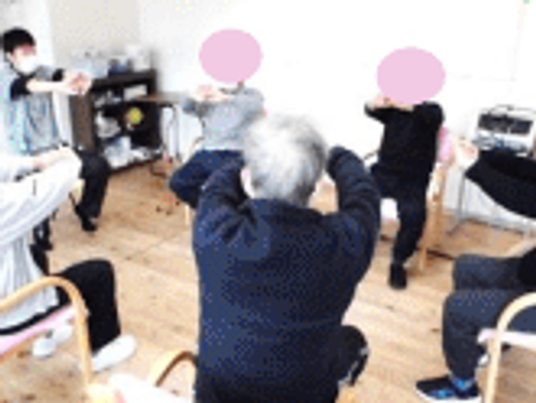 椅子に座る人々の機能訓練室