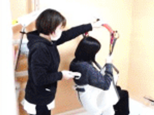 リフトを使った介助場面