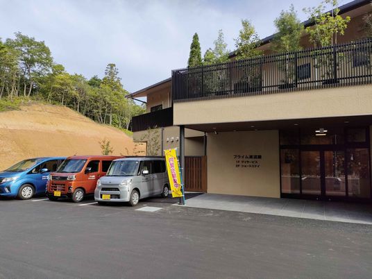 緑に囲まれた建物外観  