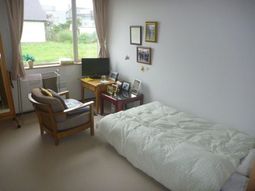 明るい居室の風景