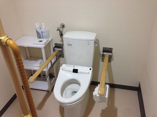 安全な手すり付きトイレ