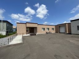 明るい日差しの外観