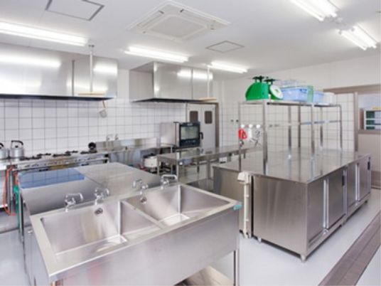 施設の写真 施設内には、衛生的で機能性の高い厨房が完備されている。食中毒や感染に細心の注意を払い、毎食の調理をスタッフが行う。