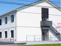 白い建物の外観