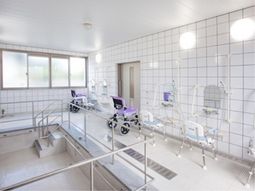 明るい浴室施設