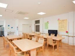 広々とした明るい食堂