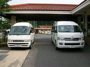 送迎車が並ぶ外観  