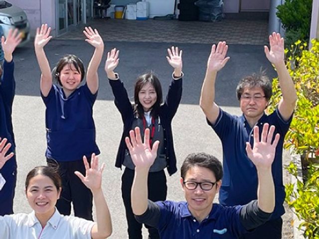 スタッフの集合写真 スタッフイメージ 笑顔のスタッフが集う職場です。仲間と共に働く姿勢が大切にされています。
