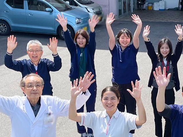 スタッフイメージ スタッフイメージ 笑顔で手を振るスタッフが、温かい雰囲気を感じさせます。明るい雰囲気の職場です。