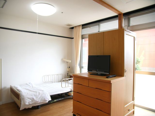 快適な居室 居室 ゆったりとした明るい個室で、リラックスしてお過ごしいただけます。ベッドやテレビも完備されており、プライベートな空間を大切にしています。
