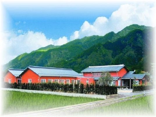 緑豊かな施設の外観