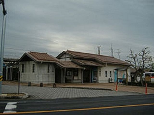 落ち着いた外観の建物 駅 ゆったりとした造りの建物前には、待ち合わせに便利な広いスペースがあります。ご利用の方々に安らぎを提供する、落ち着いた雰囲気です。