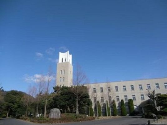 広々とした建物外観