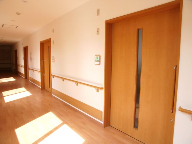 安全な通路の一角 廊下 手すりが整備された、明るく清潔な通路です。ゆったりとした造りで、安心して歩行できる設計となっております。