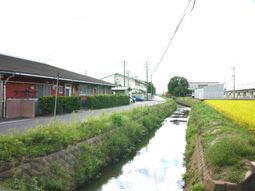 平和な郊外の外観