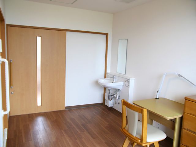 居心地の良い居室 居室 広々とした個室では、木目調の家具が落ち着いた雰囲気を醸し出しており、自由に時間を過ごせます。
