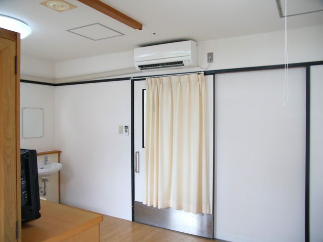 和室のエアコン 和室 ゆったりとした和室は、エアコン完備で快適な温度管理が行え、くつろぎの時間をサポートします。