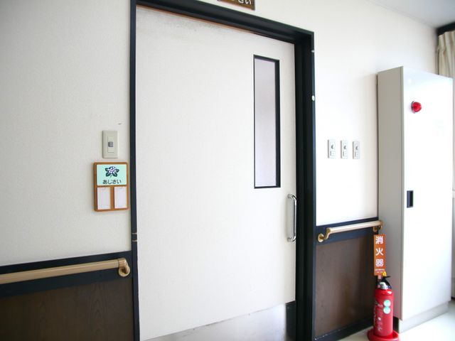 広々とした居室の扉 居室 手すりが設置された居室の出入口で、安全に配慮した設計となっております。明るく清潔感のある環境で、ゆったりとお過ごしいただけます。