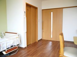 居室のドアと家具