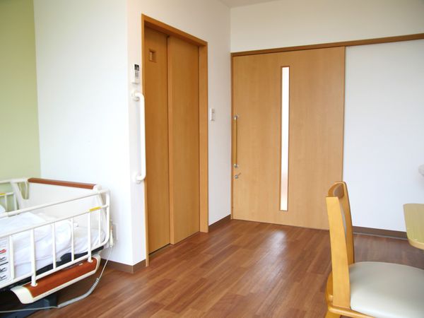 居室のドアと家具