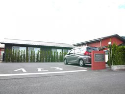 赤い屋根の外観