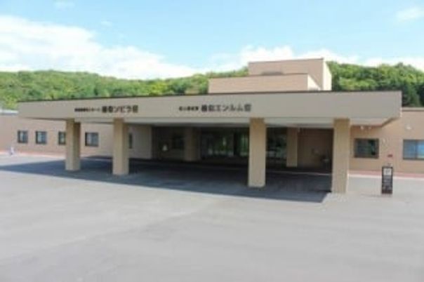 広々とした入口の外観