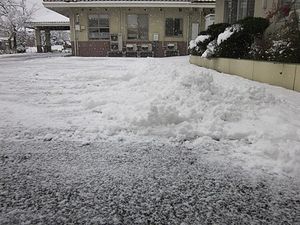 雪の積もる外観  