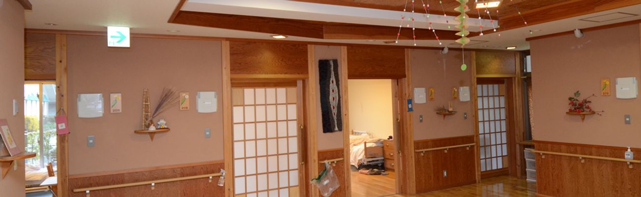 温かな雰囲気の廊下