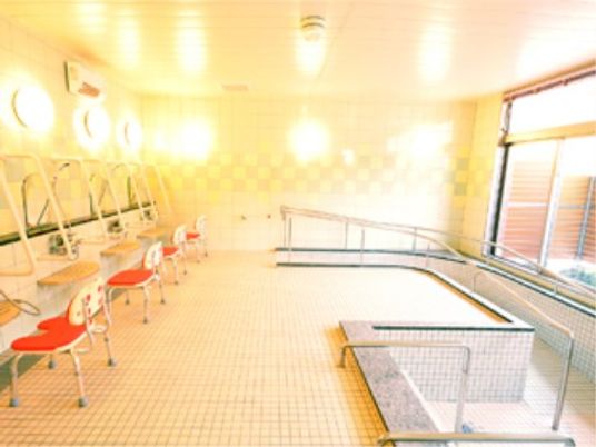 明るい浴室の風景