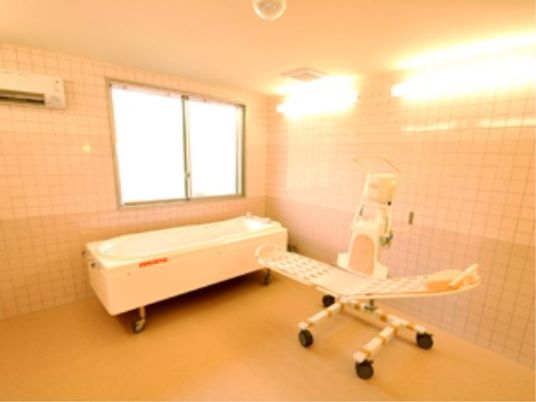 ケア浴室と介助機器