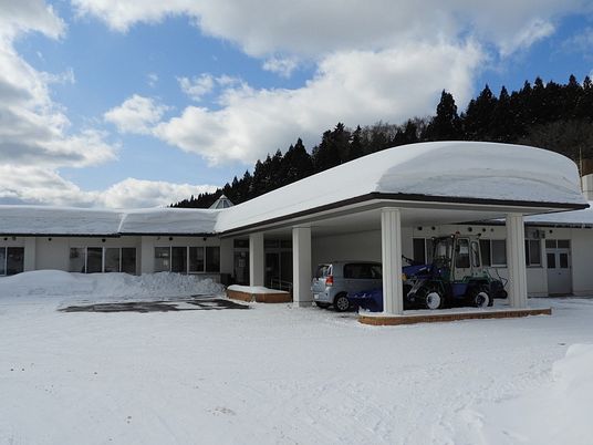 雪に覆われた施設外観  