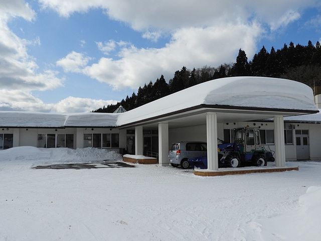 雪に覆われた外観  