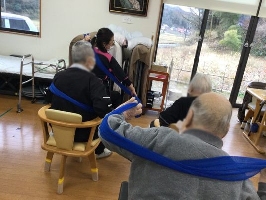 高齢者と職員の活動