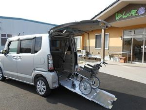 車椅子対応の送迎車  