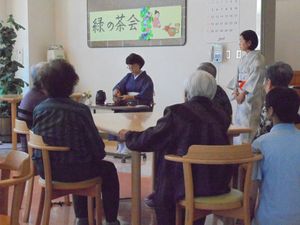 お茶会の様子が見られる多目的室