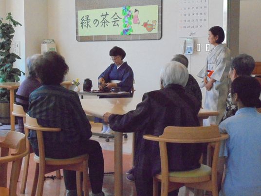 お茶会の様子が見られる多目的室