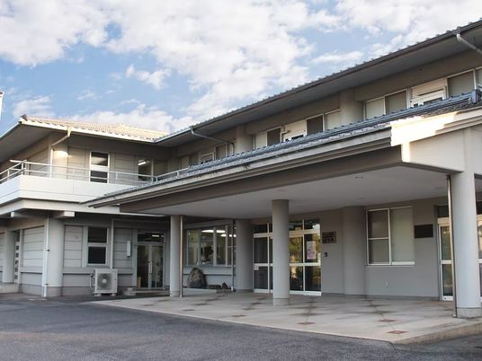 建物の正面玄関  