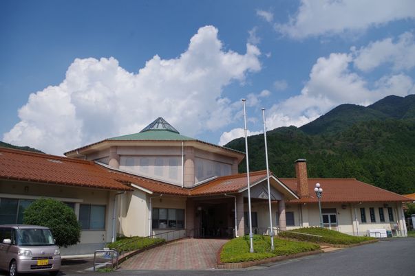 雄大な山に囲まれた建物の外観