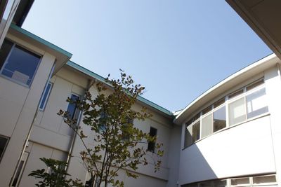 青空と建物の中庭