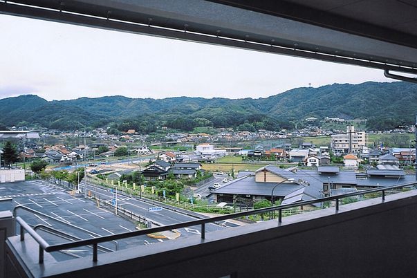 山々を望む外観