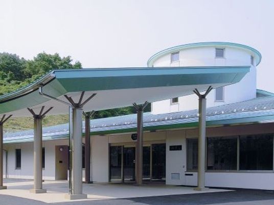 円形屋根の建物外観