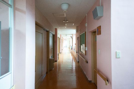 明るい廊下の風景