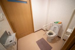 バリアフリーの洋式トイレ