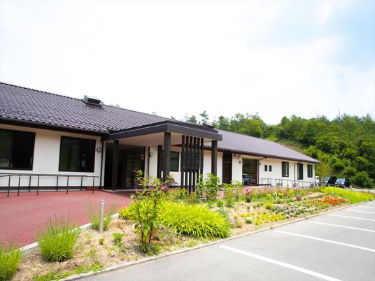 緑に囲まれた建物外観  