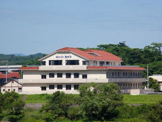 自然に囲まれた建物外観  