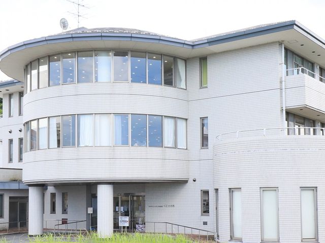 立派な建物の外観 外観 建物の外観は、曲線が特徴的で、周囲の自然と調和しています。明るい印象を与える施設です。