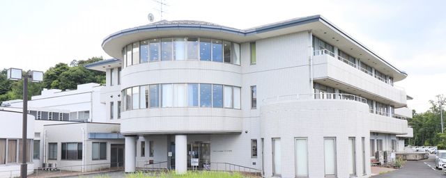 立派な建物の外観 外観 建物の外観は、曲線が特徴的で、周囲の自然と調和しています。明るい印象を与える施設です。